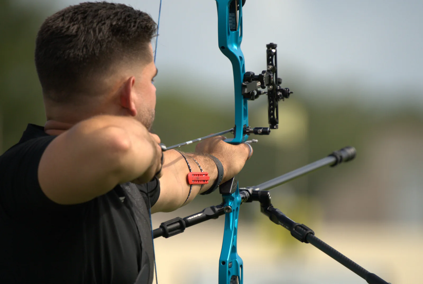 Hazael Rodríguez Valero aiming a recurve bow during archery competition